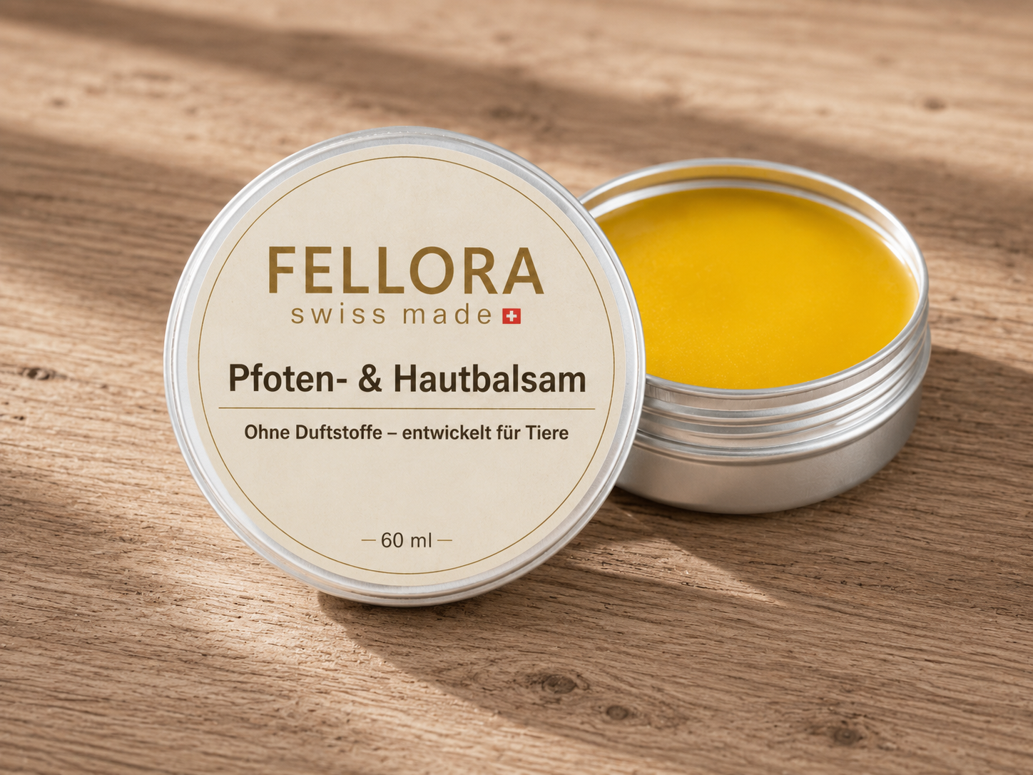 Fellora Pfoten- und Hautbalsam in einer geöffneten 60-ml-Aluminiumdose